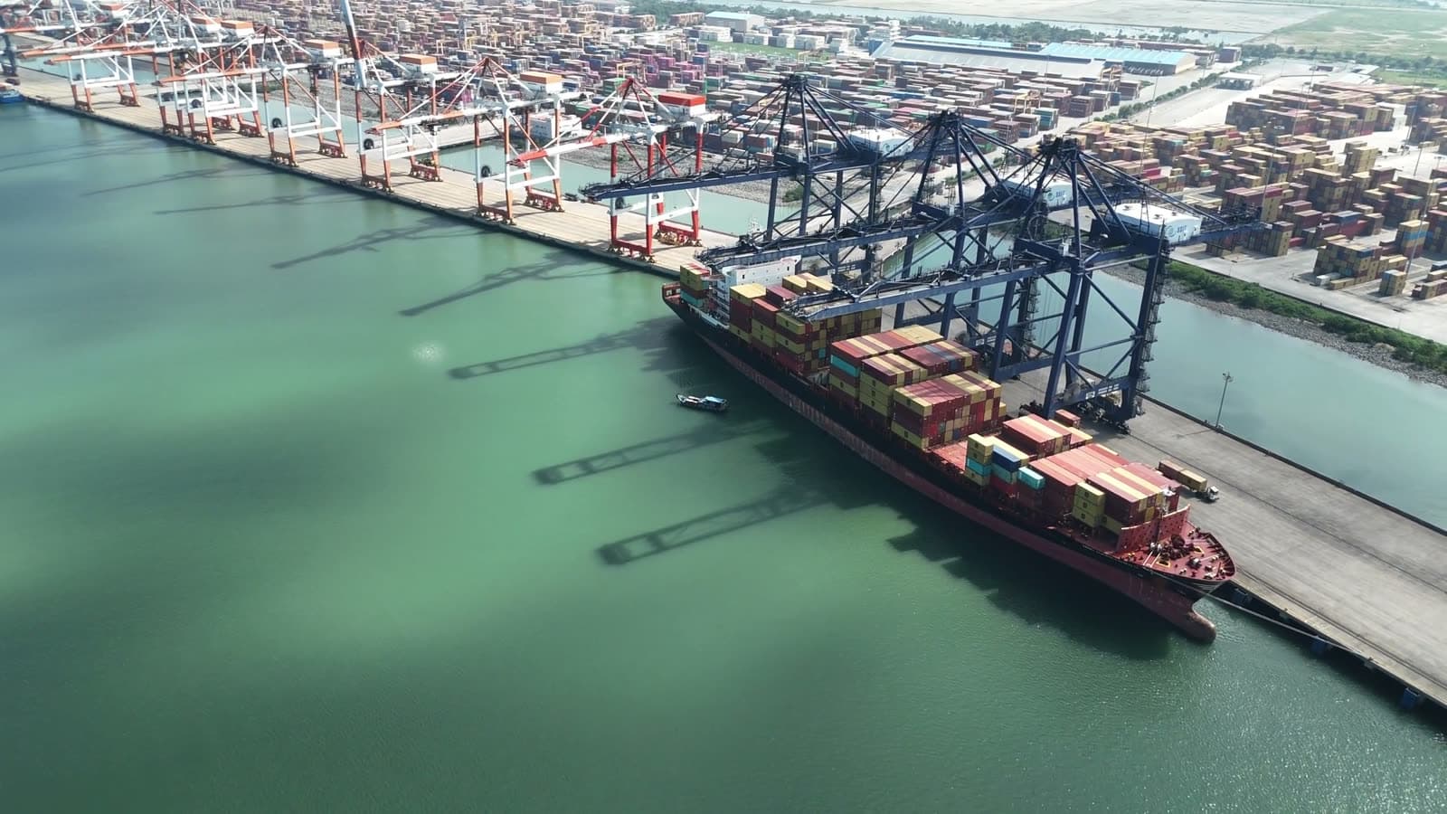 Buque portacontenedores atracado en puerto